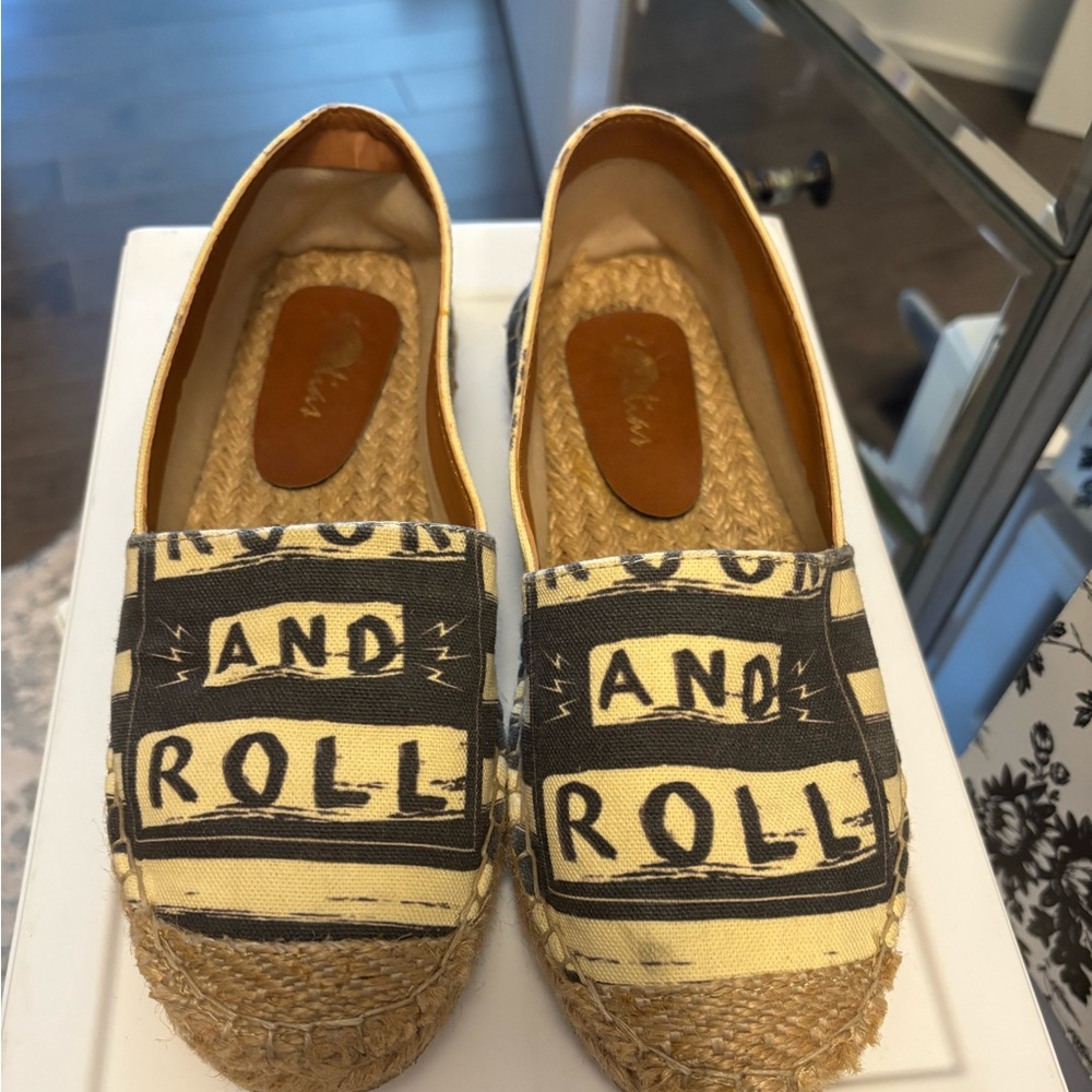 Canvas shoes